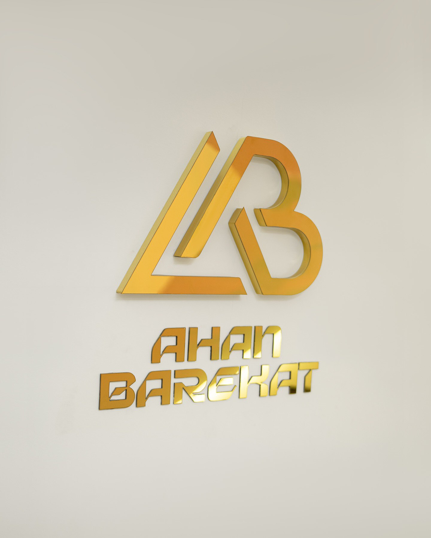 رونمایی از چت‌بات سنا؛ دستیار هوشمند وب‌سایت آهن‌برکت